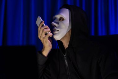 Bilgi işlem sahibini arayıp büyük bir veritabanı ile fidye tehdidinde bulunmasını programlayarak şifreli şifreleme kurmasını ve güvensiz bir mahremiyet sağlamaya çalışmasını söyleyen isimsiz beyaz suçlu maskesi. Bireysel.