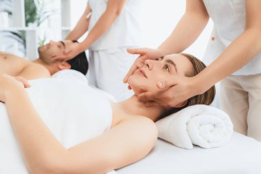 Kafkasyalı çift stres önleyici kafa masajının keyfini çıkarıyor ve lüks otellerde ya da otel spa salonlarında gündüz kaplıcalarında yüz güzelliği eğlencelerini şımartıyor. Sessiz.