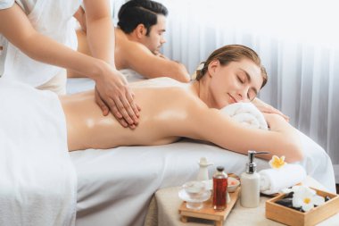 Kafkas çift müşterisi stres önleyici spa masajının keyfini çıkarıyor ve lüks otel veya oteldeki gündüz açık hava ortamında güzellik teniyle eğleniyor. Sessiz.