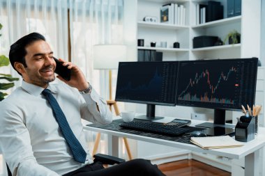 İki borsa yatırımıyla danışman ya da ortağı arayan tüccar işadamı, veri analizini yüksek kârlı dinamik teknoloji borsasına yatırım yapmak için karşılaştırdı. Tahmin et..