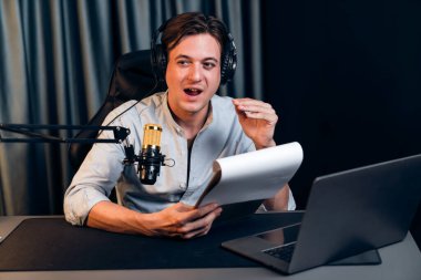 Akıllı yayıncının sunucu kanalı, canlı sosyal medyada canlı yayında konuşma programı ile birlikte modern stüdyoda, kayıt cihazıyla dinleyiciye senaryo okumaktadır. Bireysel.