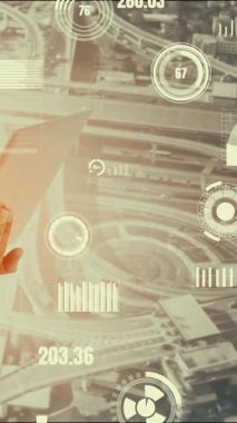 Gelecekteki bina inşaatı ve HUD hologram grafik tasarımı ile yaratıcı mühendislik projesi konsepti. İnşaat mühendisi, mimar ya da inşaat işçisi modern sivil teknoloji ile çalışıyor..