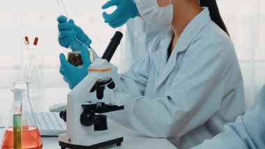 Bilimsel uzmanlığa, laboratuvar ekipmanlarına ve yenilikçi tıbbi biyoteknoloji yazılımına sahip laboratuvar sağlık araştırma ekibi yeni ilaçlar araştırıyor, tedavi geliştiriyor. Ağır çekim. Katı.