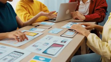Mobil uygulama ya da web sitesi için kullanıcı arayüzü prototipi planlayan şirket çalışanlarının panorama videosu. UX UI tasarım beyin fırtınası kullanıcı dostu arayüz planı tasarlıyor. Sinerjik