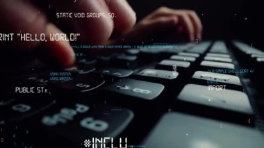 Bilgisayar klavyesinde çalışan ve soyut program kodları ve bilgisayar betiği gösteren bir adam tarafından bilgisayar programlama ve yazılım geliştirmenin yaratıcı görüntüsü
