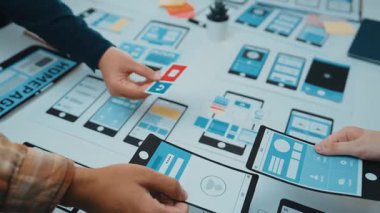 Ekip üyeleri, yenilikçi fikirler ve pratik etkileşimlerle dolu yaratıcı bir çalışma alanında, kablolar ve geri bildirim araçları kullanarak, işbirlikçi bir mobil uygulama tasarım sürecine girişirler. SACTR