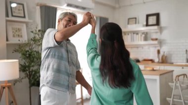 Mutlu dedem ve büyükannem evde el ele tutuşup dans ediyorlar. Sevimli son sınıf çifti, mutfağa destek olurken müzik eşliğinde vakit geçiriyorlar. Myrmidon.