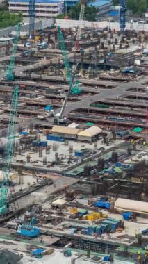 Büyük inşaat projesinin ilk safhalarında Metropolis 'te ağır inşaat makineleri ele geçirilen inşaat alanının zaman aşımı .