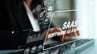 Profesyonel İş Kadını Laptop Klavyesinde SaaS Yazılım Konsepti ve Dijital Arayüz Ekranı ile İlgili. Asemptotik akıllı veri analitiği.