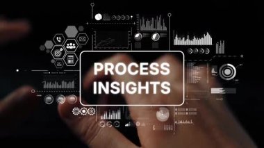 Veri Görselleştirme elementleriyle çevrili bir klavyede İşlem İçgörüsü Analizi için Eller Yazıyor. Asemptotik akıllı veri analitiği.