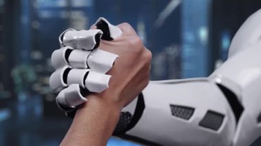 Çağdaş bir ofis ortamında teknoloji, iletişim ve başarıyı sembolize eden simgelerle çevrelenmiş işaretlenmiş dijital bir arayüz bir elde sergileniyor. Auvana