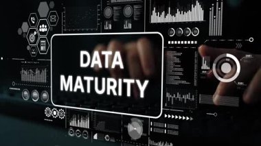 Modern İş Ayarlarında Klavyede Dijital Kontrol Paneli ve Eller Yazan Veri Olgunluğu Kavramı Grafiği. Asemptotik akıllı veri analitiği.