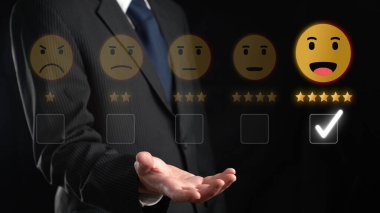 İş adamı müşteri memnuniyet değerlendirmesi verilerini analiz eder ve hizmet kalitesini artırmaya çalışır. Müşteri memnuniyeti ve sadakatini arttırmak için koz değerlendirmeleri. FaaS