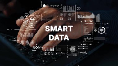 İş Analizi ve Teknoloji Konsepti için Üstüste dizilmiş Akıllı Veri Grafikleri ve Grafikleri ile Eller Dizüstü bilgisayarda Yazıyor. Asemptotik akıllı veri analitiği.