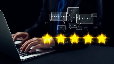 Sohbet baloncukları ve parlayan beş yıldızla çevrili bir iş adamı dizüstü bilgisayarıyla meşgul olarak, müşteri geri bildirimleri ve çevrimiçi yorumların önemini temsil ediyor. Dörtgen