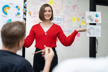 Erkek proje yöneticisinin yakın plan görüntüsü soru sormak için el kaldırırken, genç güzel lider zihin haritası ve renkli yapışkan notlar kullanarak iş projesini kendinden emin bir şekilde sunuyor. Tertemiz..