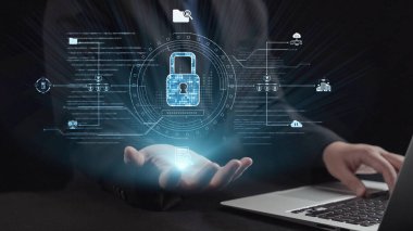 Bu resim, modern teknoloji ortamlarında siber güvenliğin önemini vurgulayan holografik bir kilit ve veri akışının yer aldığı dijital bir güvenlik kavramını gözler önüne seriyor. Dörtgen