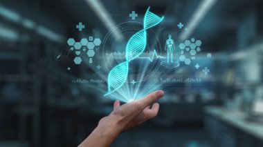 İnsan elinin laboratuvar arka planında yüzen DNA hologramını tutarken yakın plan. İnsan eli, genetik ikonu kullanarak semptomları analiz edip teşhis ederek tıbbi verilere ulaşıyor. Sağlıklı..