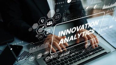 Bilgisayar ekranında Dijital Teknoloji ve İcat Kontrol Paneli ile Profesyonel Analiz Verisi. Asemptotik akıllı veri analitiği.