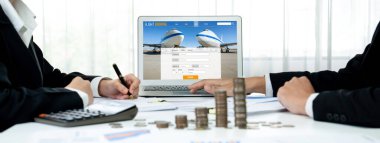 Online uçuş rezervasyon sitesi canlı rezervasyon sistemi sağlar. Seyahat teknolojisi kavramı .