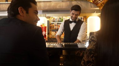 Lüks barlarda cin kokteyli ya da tonik servisi yapan zeki barmenlere odaklanmak, sıcak gece kulübünün arka planında VIP müşteri çiftiyle canlı sohbetler yapmak. Vinosity.