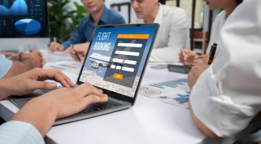 Online uçuş rezervasyon sitesi canlı rezervasyon sistemi sağlar. Seyahat teknolojisi kavramı .