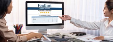 Masadaki bir grup iç mimar takımı dizüstü bilgisayarında mimari yazılım bulunan çeşitli ruh hali tahtası örneklerini seçiyor. Modern yenileme ve iç malzeme seçimi konsepti. İçgörü