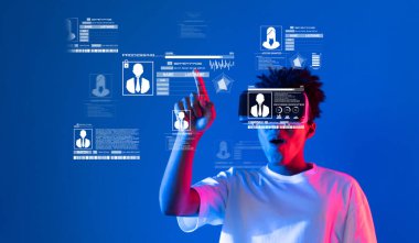 Bir kişinin dijital arayüzle etkileşime girdiği yenilikçi bir sahne, canlı bir siber ortamda kimlik doğrulama, veri güvenliği ve mahremiyeti vurguluyor. XDMCP