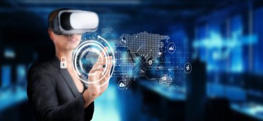 Sanal gerçeklik teknolojisiyle etkileşime giren bir iş adamı, veri analizi ve stratejik planlamayı görselleştirmek için modern ofis ortamında yenilik sergiliyor. XDMCP