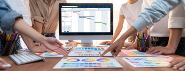 Ekip projesinin zaman çizelgesini gösteren bilgisayar ekranında canlı iş projesi yönetimi için proje planlama yazılımı