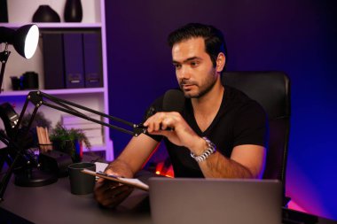 Yayın kuruluşu, mor neon ışık stüdyosunda yaratıcı olumlu düşünce konseptiyle canlı yayında psikoloji, beden ve ruh üzerine eğitim vermek için dinleyiciye senaryo notuyla konuşuyor. Tahmin et..