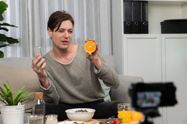 Akıllı beslenme yayın kuruluşu, taze yoğurt sosu, meyve suyu ve portakal suyu içeren sağlıklı besin seçimi sunarak, her öğünde vitamin ve lif kullanımını açıklıyor. Bireysel.