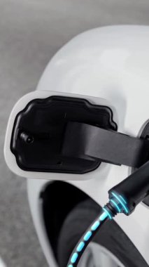 Şarj istasyonundan çevre dostu araba şarj oluyor. Fütürist hologram görüntü bataryası durumu. Alternatif enerji teknolojisinde son gelişmeler ve şarj edilebilir EV araba. İnceleyin