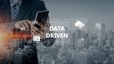 Veri güdümlü karar verme işi analitik, veri toplama ve yapay zeka sistemleri yoluyla güçlendirir. Veri güdümlü araçlar veri işleme ve veri görselleştirmesini veri platformları boyunca destekler. Muxer