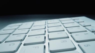 Dizüstü bilgisayarda ya da masaüstü bilgisayarında klavyenin makro görüntüsünü kapat. Makro yumuşak odak dolly vuruşu Glean