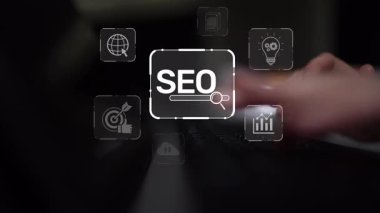 SEO görünürlüğünü geliştirmek için SEO konsepti, SEO ile ilgili dijital araçlar ve SEO performans simgeleri stratejik pazarlama için odaklanmış bir planda gösteriliyor. Muxer