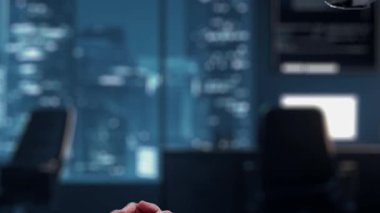 Dijital bankacılık ortamında insan-robot etkileşiminin görsel bir temsili, istatistiksel veriler ve bir banka sembolü ile finansal büyümeyi vurguluyor. Auvana