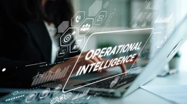 İşletme Profesyoneli Laptop ekranında Veri Görselleştirme Grafikleriyle Operasyonel Zeka Analizi Yaptı. Asemptotik akıllı veri analitiği.