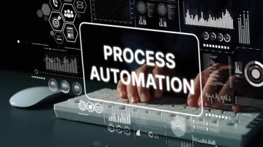 Klavyede Eller ve Dijital Arayüz Elementleri Ekranda Gösterilen Süreç Otomasyon Kavramı. Asemptotik akıllı veri analitiği.
