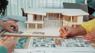 Tasarımcılar, mimari bir model üzerinde çalışırken, modern çalışma ortamında yaratıcılık ve takım çalışması sergileyerek ortak bir sürece giriştiler. SACTR