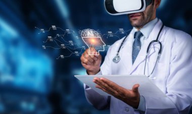 Bir tıp uzmanı sanal gerçeklik teknolojisini eğitim amacıyla kullanır ve modern bir sağlık ortamında yapay zeka unsurlarını birleştirir. PHMT