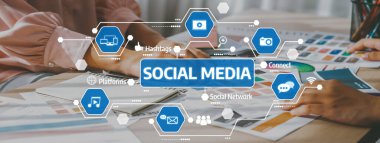 Modern bir masada sergilenen yenilikçi sosyal medya pazarlama kavramlarını araştırın, etkin çevrimiçi bağlanma için dijital araçlar, işbirliği ve yaratıcı stratejiler sergileyin. Dostluk