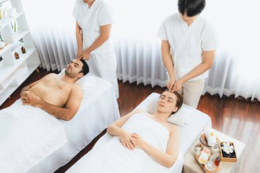 Kafkasyalı çift stres önleyici kafa masajının keyfini çıkarıyor ve lüks otellerde ya da otel spa salonlarında gündüz kaplıcalarında yüz güzelliği eğlencelerini şımartıyor. Sessiz.