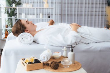 Kafkas çift müşterisi stres önleyici spa masajının keyfini çıkarıyor ve lüks otel veya oteldeki gündüz açık hava ortamında güzellik teniyle eğleniyor. Sessiz.