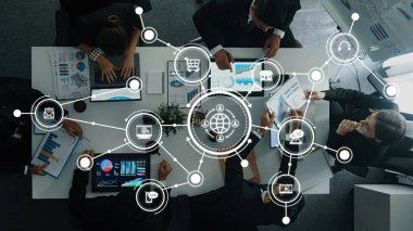 Bu canlı stok fotoğrafı veri analizi üzerine odaklanmış bir iş toplantısı yakalıyor, bağlantı ve stratejiyi sembolize eden dijital simgeler, kurumsal projeler için mükemmel. Dostluk