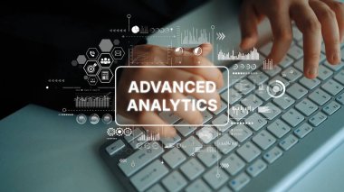 İş Sezgileri İçin Gelişmiş Analitik Grafik Kaplaması ve Veri Görselleştirme Elementleri ile Klavyede Yazan Eller. Asemptotik akıllı veri analitiği.