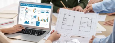 Bilgisayar ekranında web sitesi trafik analizi verileri için bilgisayar yazılımı. Çevrimiçi iş canlılığı için SEO arama motoru optimizasyonu ve müşteri hedefleme kavramı