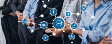 Çeşitli profesyonellerden oluşan bir grup, iş dünyasındaki yeniliği yansıtan bağlantı ve takım çalışmasını sembolize eden simgelerle çevrili çevik proje yönetimiyle meşgul. Dostluk