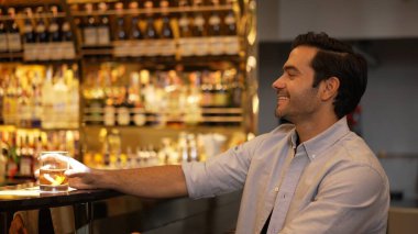 Güler yüzlü akıllı adam eski usul kokteyl içerken arkadaşlarıyla ya da tanımadığı bir yabancıyla keyifle eğleniyor. Cuma günü lüks bir barda, gece kulübünde, canlı bir içeceğin karşısında oturuyor. Vinosity.