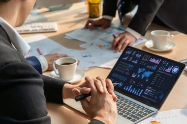 İş veri paneli, pazarlama stratejisi planlaması için iş zekası analizi sunar. Müşteri taleplerini analiz etmek ve iş dünyasının geleceğini önceden görmek için büyük veriler sunulur.